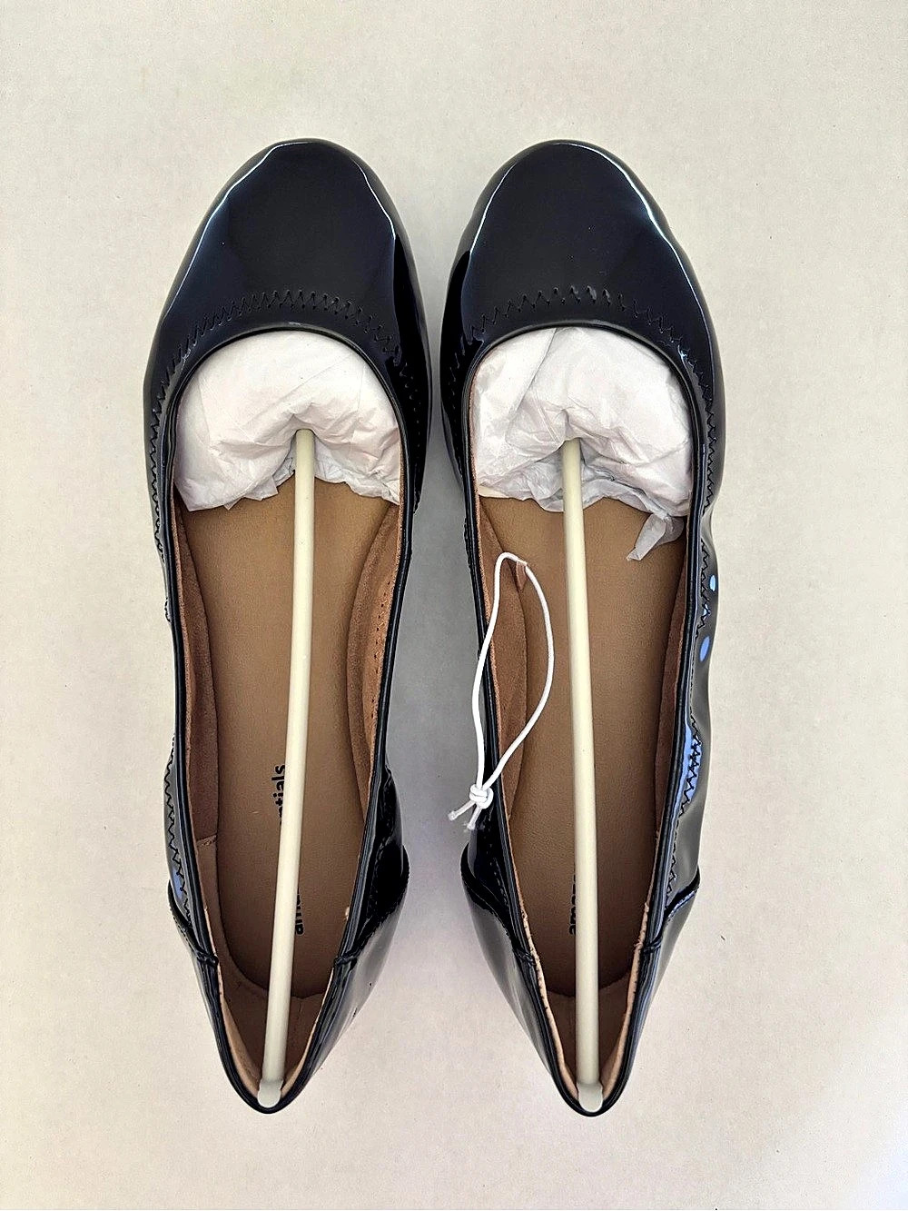 Amazon Essentials Women's Round Toe Ballet Flats, Cushioned Memory Foam Size 10W